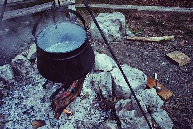 Cooking pot on tripod